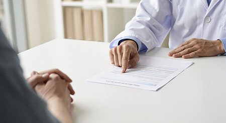 Врач показывает на лист бумаги